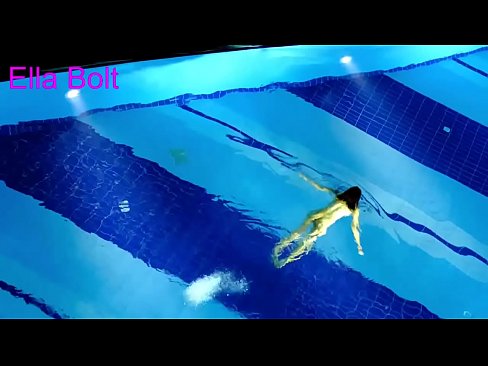 ❤️ Handikwanise kumira kuona, mudiki blonde akabatwa achishambira asina kupfeka muELLA BOLT resort pool ❤️  ﹏